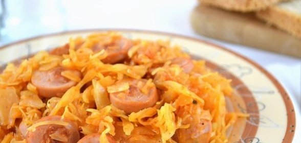 Квашеная капуста, тушеная с сосиской