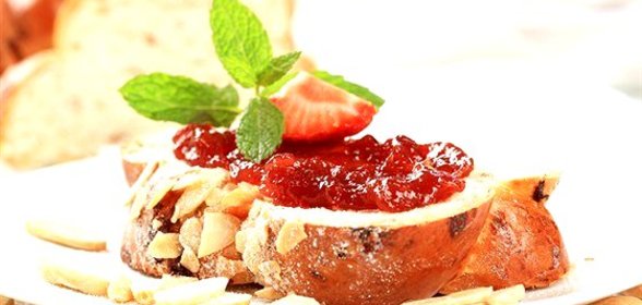 Миндальный пирожные с малиновым джемом