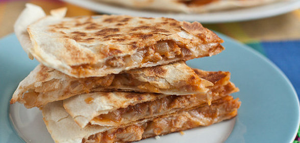 Простейшая кесадилья со свининой к завтраку