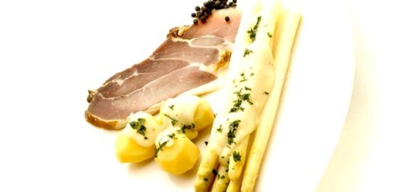 Вареная спаржа в сливочном масле с пармезаном