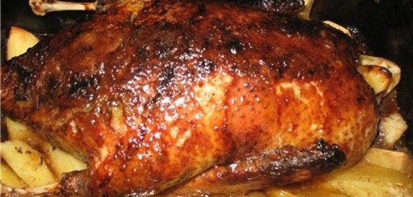 Утка, запеченная с грибами и картофелем
