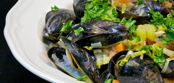 Мидии с овощами в белом вине