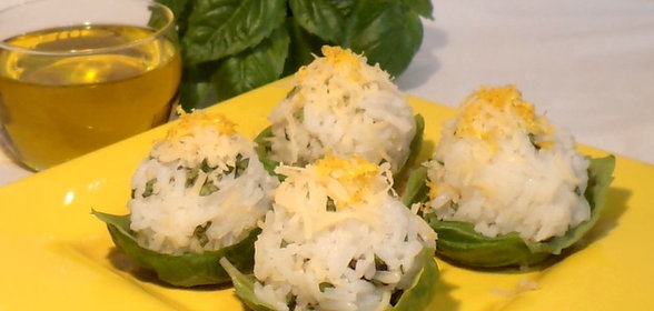 Рисовые шарики в лодочках из базилика с орешками и сыром