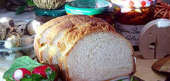 Простой хлеб с оливковым маслом и вяленые томаты