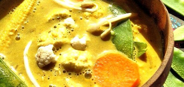 Кокосовый сыроедческий карри суп
