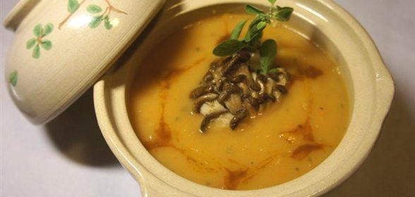 Тыквенный суп-пюре с вешенками и майораном