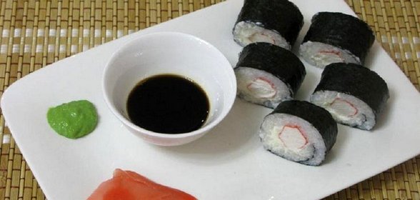 Домашние роллы с крабовыми палочками