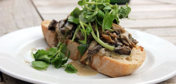Брускетта с грибами и шпинатом