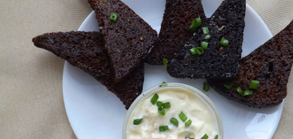 Гренки «Бородинские» с чесноком и чесночным соусом