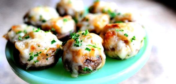 Фаршированные грибы с луком