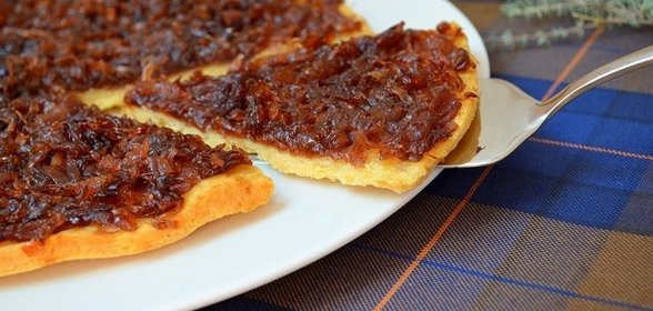Тарт татен с карамелизованным луком