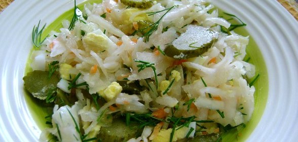 Салат с квашеной капустой и яйцом