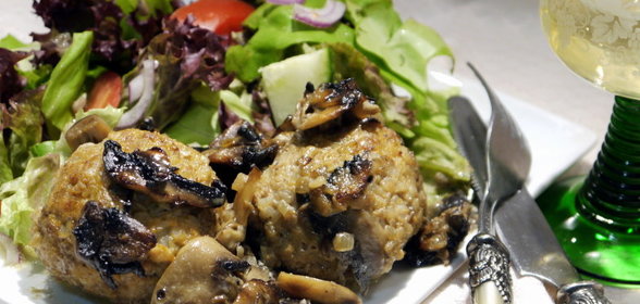 Тефтели с гречкой под грибным соусом