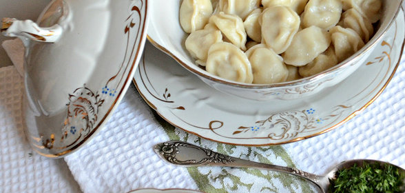 Русские пельмени с двумя соусами. Тест-драйв с Окраиной