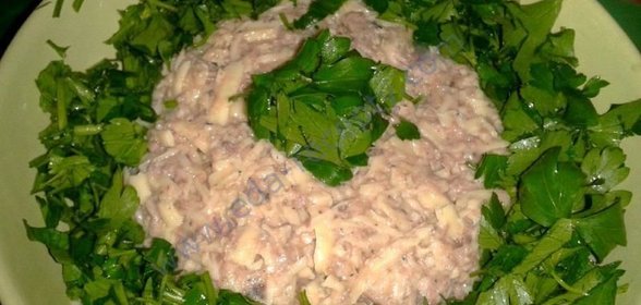 Рыбный салат из консервированной сайры