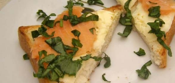 Бутерброды с моцареллой и лососем