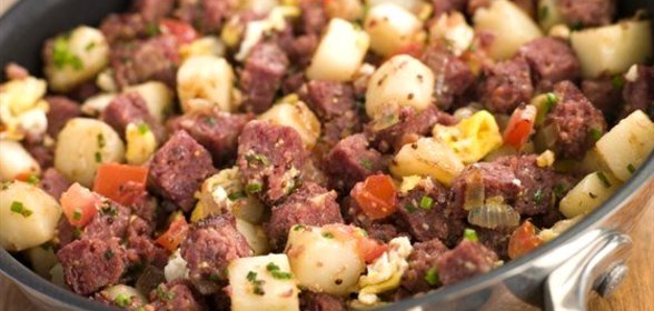 Картофель, тушенный с копченой грудинкой