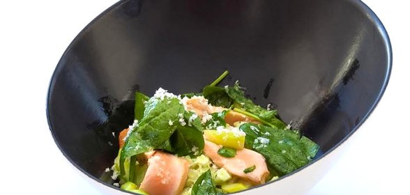 Норвежская семга-гриль с яйцом, картофелем и водяным кресс-салатом