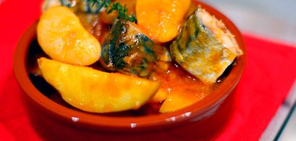 Скумбрия, тушеная в томатном соусе с картофелем и белой фасолью