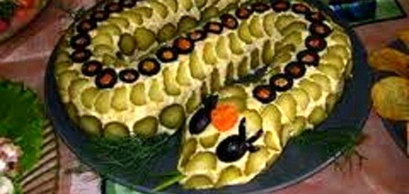 Салат с горбушей, картофелем и плавленым сыром
