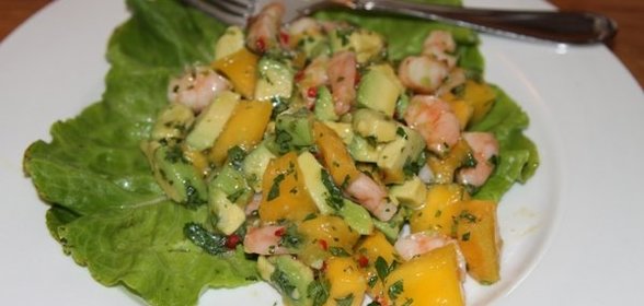 Салат с креветками, манго и авокадо