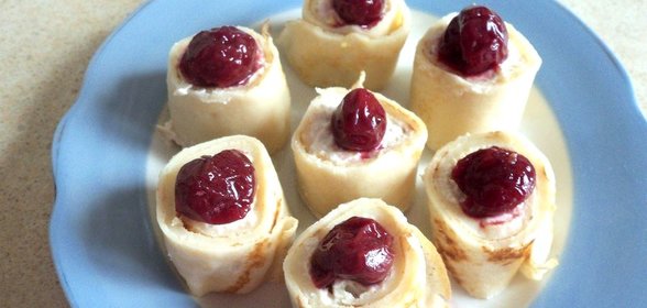 Роллы из блинов с творогом и фруктами