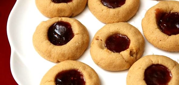 Печенье с вареньем и арахисом