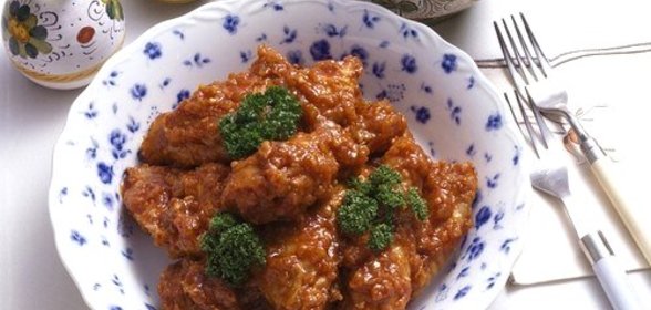 Запеченые золотистые куриные кусочки