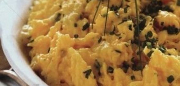 Яичница-болтунья с зеленью