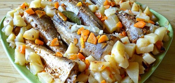 Рыба на картофеле в мультиварке