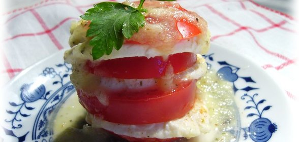Башенки из помидоров с моцареллой под дынным соусом