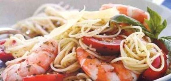 Спагетти с креветками, помидорами и соусом песто
