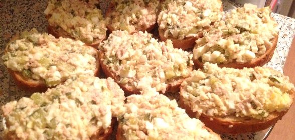 Закуска из печени трески с корнишонами