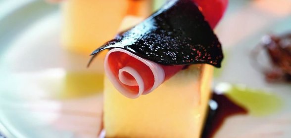 Дыня с пармской ветчиной и карамелью из бальзамического уксуса