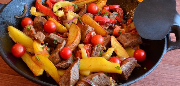 Ломо сальтадо (Lomo saltado- скачущая говядина»)