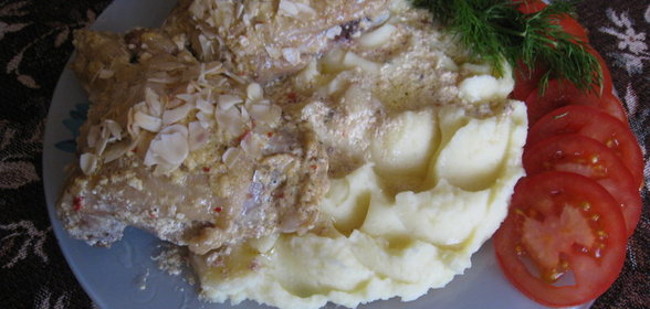 Курица с миндалем запеченная в сливках