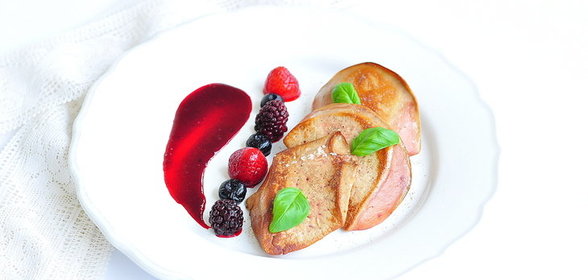 Цыпленок coquelet фаршированный чоризо, фасолью и каперсами, и фуа гра с ягодным соусом