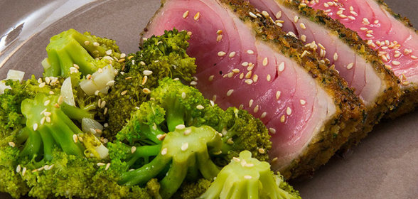 Тунец в панировке из пряных специй с брокколи