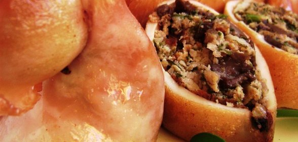 Кальмары, фаршированные зеленым омлетом с грибами