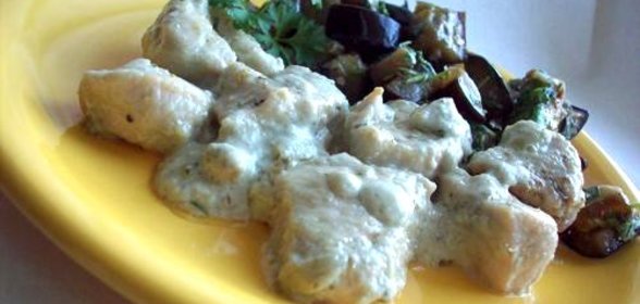 Куриное филе в соусе из сливок и сыра дор-блю