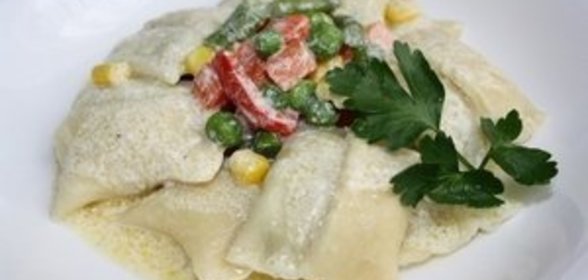 Аgnolotti- итальянские пельмени с горохово- сливочной начинкой под сметанным соусом