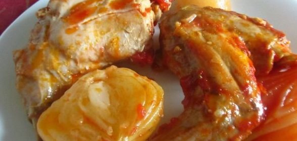 Кролик с луком, тушенный в вине