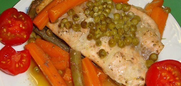 Филе лосося с овощами в пергаменте