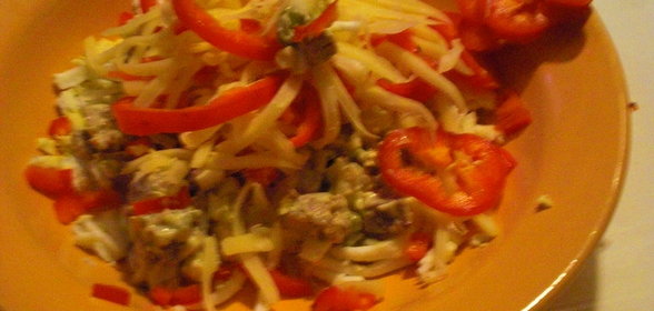 Холодный салат из отварного телячьего языка с горьким перцем , сыром и соусом