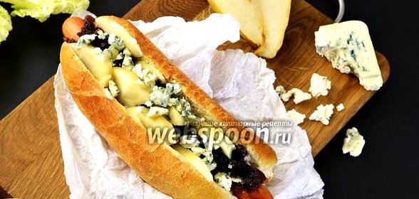 Хот-дог с луковым джемом и голубым сыром