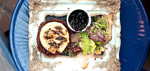 Жареный камамбер с чернично-розмариновым джемом