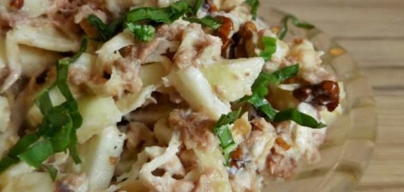 Салат из консервированного тунца с яблоками и сельдереем