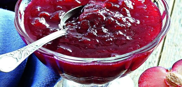 Соус-конфитюр из слив и можжевельника