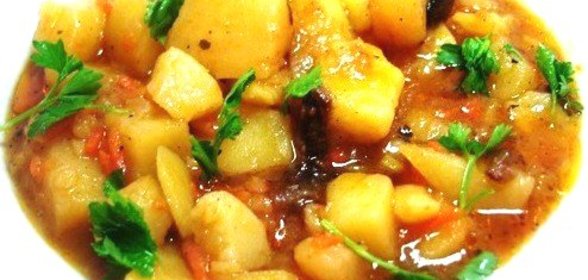 Тушеный картофель с тушенкой и зеленью