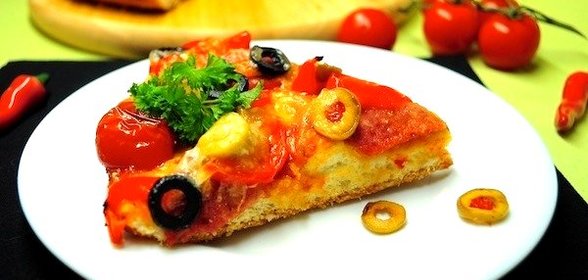 Пицца с салями, моцареллой и помидорами